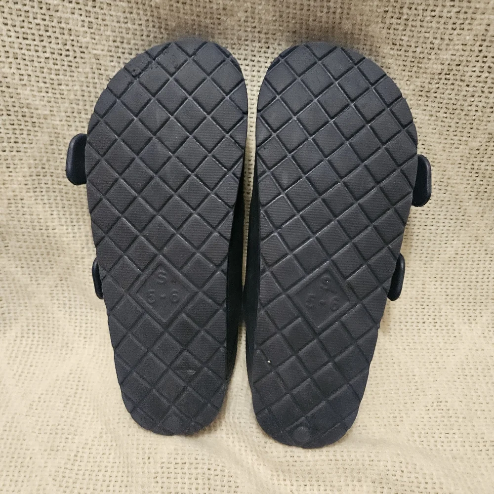 Yankees~ Double buckle~slip on sandles~‎ Size Small~5-6 Adult